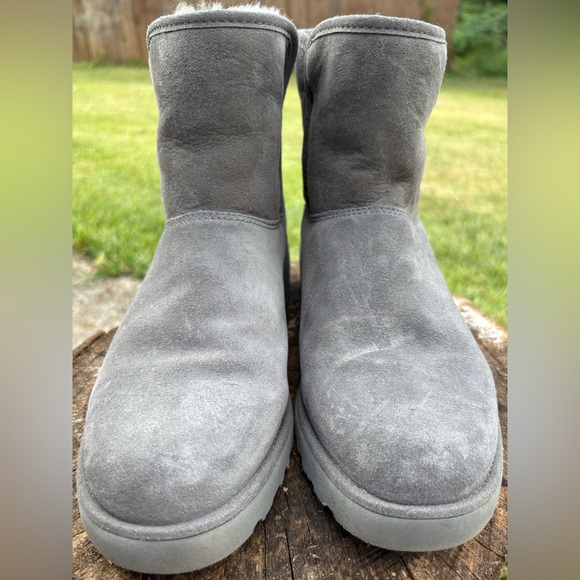 Women’s Size 7 UGG Charcoal Suede Boots - Picture 1 of 5